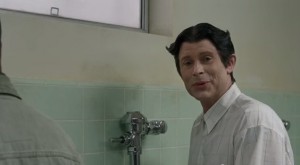 痛々しい程にぎこちないロブ・ロウ!?（※DirectTVのYouTube公式ページのスクリーンショット）