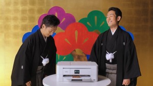 インクジェットプリンター「PRIVIO」CM「ここまできたか、ブラザー！年賀状篇」場面写真