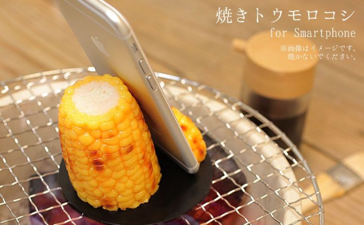 スープカレーの上にスマホがそそり立つ！食品サンプルスタンドに北海道の味覚3種登場