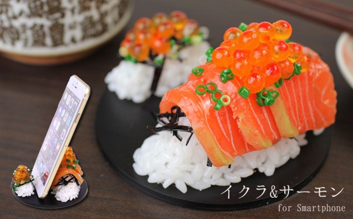 スープカレーの上にスマホがそそり立つ！食品サンプルスタンドに北海道の味覚3種登場