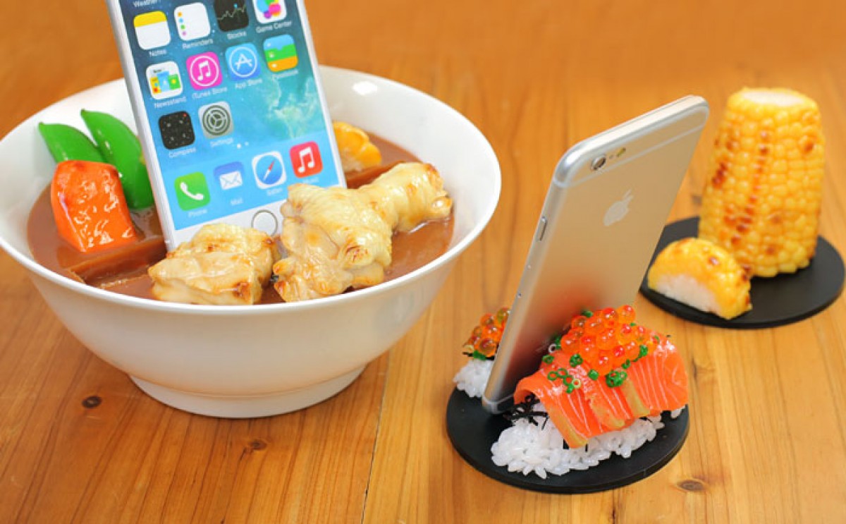 スープカレーの上にスマホがそそり立つ！食品サンプルスタンドに北海道の味覚3種登場