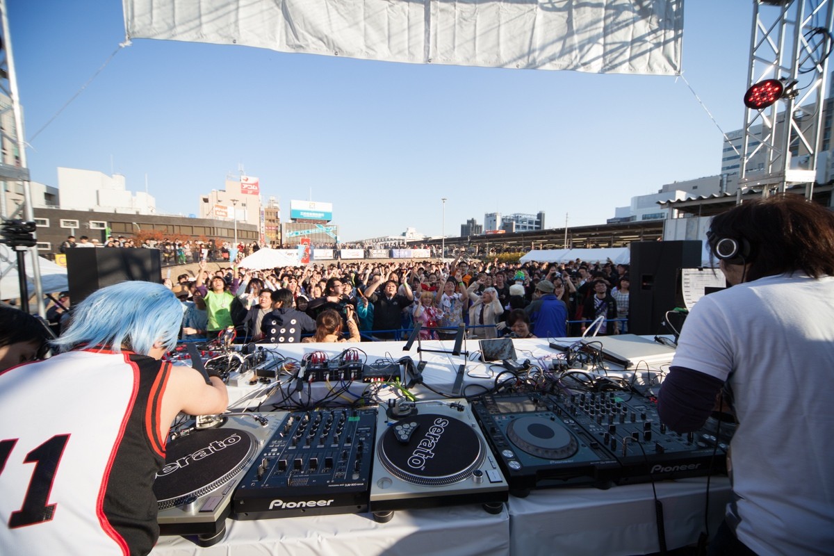 20人のアニメオフ会から、2000人規模の野外アニソンDJパーティーへ!
