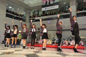 Berryz工房のラストシングルリリースイベント　ミニライブの様子