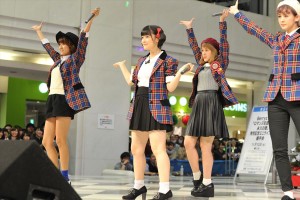 Berryz工房のラストシングルリリースイベント　ミニライブの様子