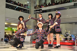 Berryz工房のラストシングルリリースイベント　ミニライブの様子