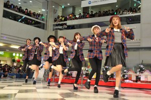 Berryz工房のラストシングルリリースイベント　ミニライブの様子