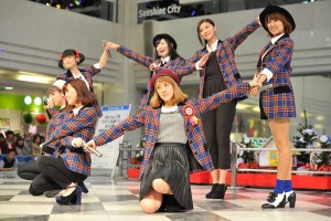 Berryz工房のラストシングルリリースイベント　ミニライブの様子
