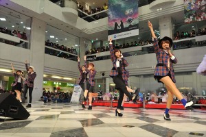 Berryz工房のラストシングルリリースイベント　ミニライブの様子