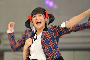 Berryz工房のラストシングルリリースイベント　ミニライブの様子