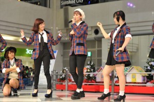 Berryz工房のラストシングルリリースイベント　ミニライブの様子