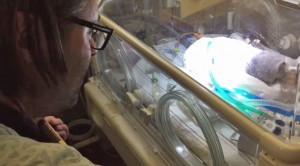 ＜動画＞死にゆく我が子のため、ビートルズを歌う父親に反響「妻もきっとそう望んだ」