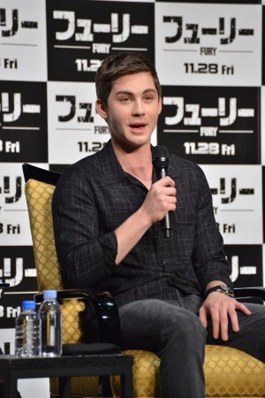 ローガン・ラーマン、『フューリー』記者会見に登場