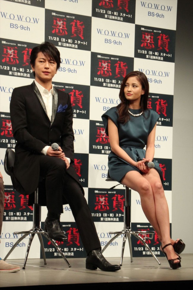 連続ドラマW『悪貨』完成披露試写会に登壇した及川光博と黒木メイサ