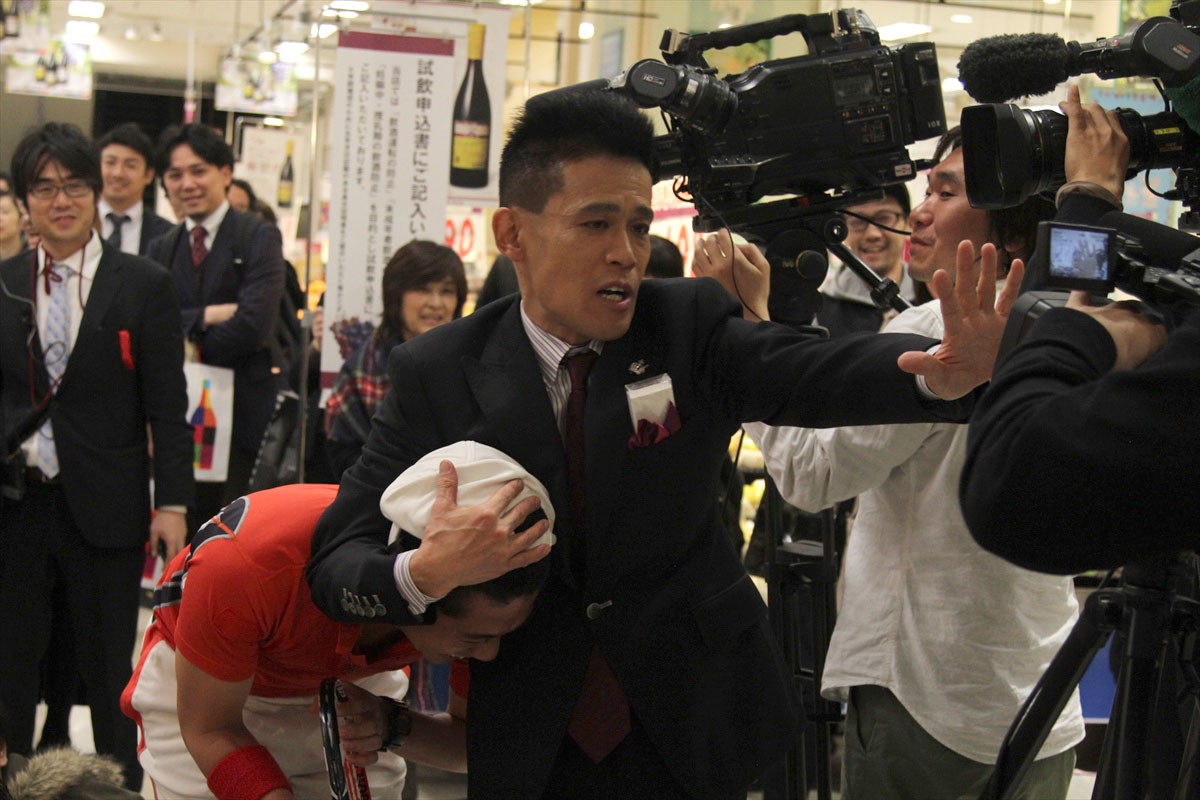柳沢慎吾、ボージョレ解禁で舌好調！　生『警視庁24時』にモノマネ芸人も感動