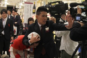 「ボージョレ・ヌーヴォー2014 解禁イベント」に登場した柳沢慎吾、しまぞうZ