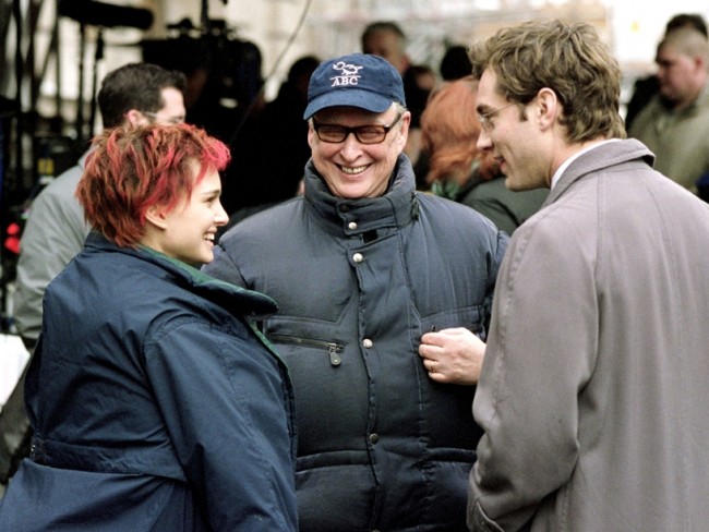 ナタリー・ポートマン、ジュード・ロウが出演した映画『クローサー』撮影中のマイク・ニコルズ監督（写真中央）