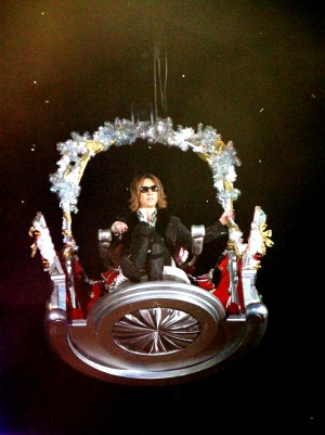 ゴンドラで登場したYOSHIKI、ハローキティ40th記念パレード「ARIGATO EVERYONE！」にて