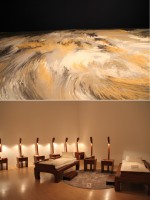 『リー・ミンウェイとその関係展』で開催中の「砂のゲルニカ」（上）と「プロジェクト・ともに眠る」（下）