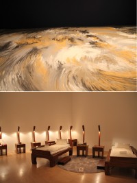 『リー・ミンウェイとその関係展』で開催中の「砂のゲルニカ」（上）と「プロジェクト・ともに眠る」（下）