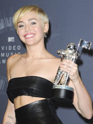 フォーブス誌「30歳未満で最も稼いだセレブ」6位：マイリー・サイラス