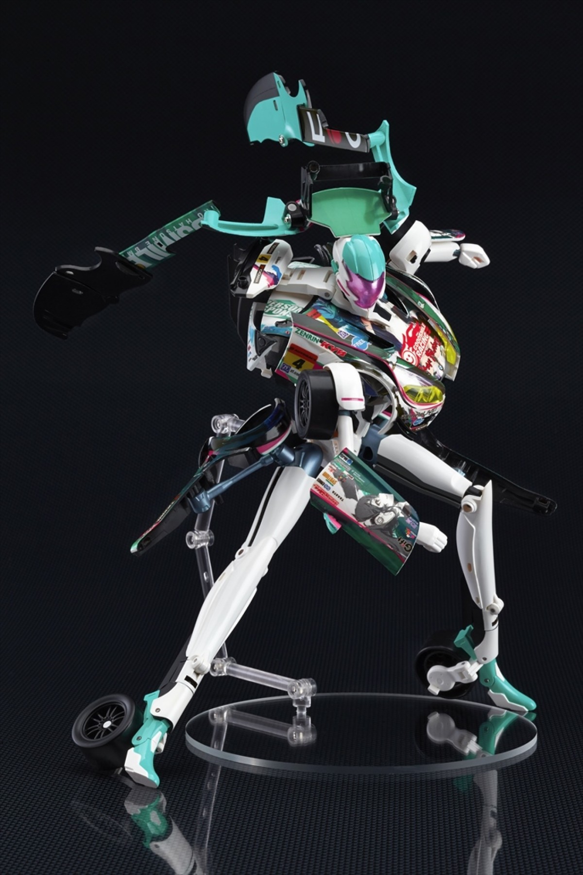 “初音ミク”レースカーが変形ロボットに！『マクロス』河森正治デザインでフィギュア化