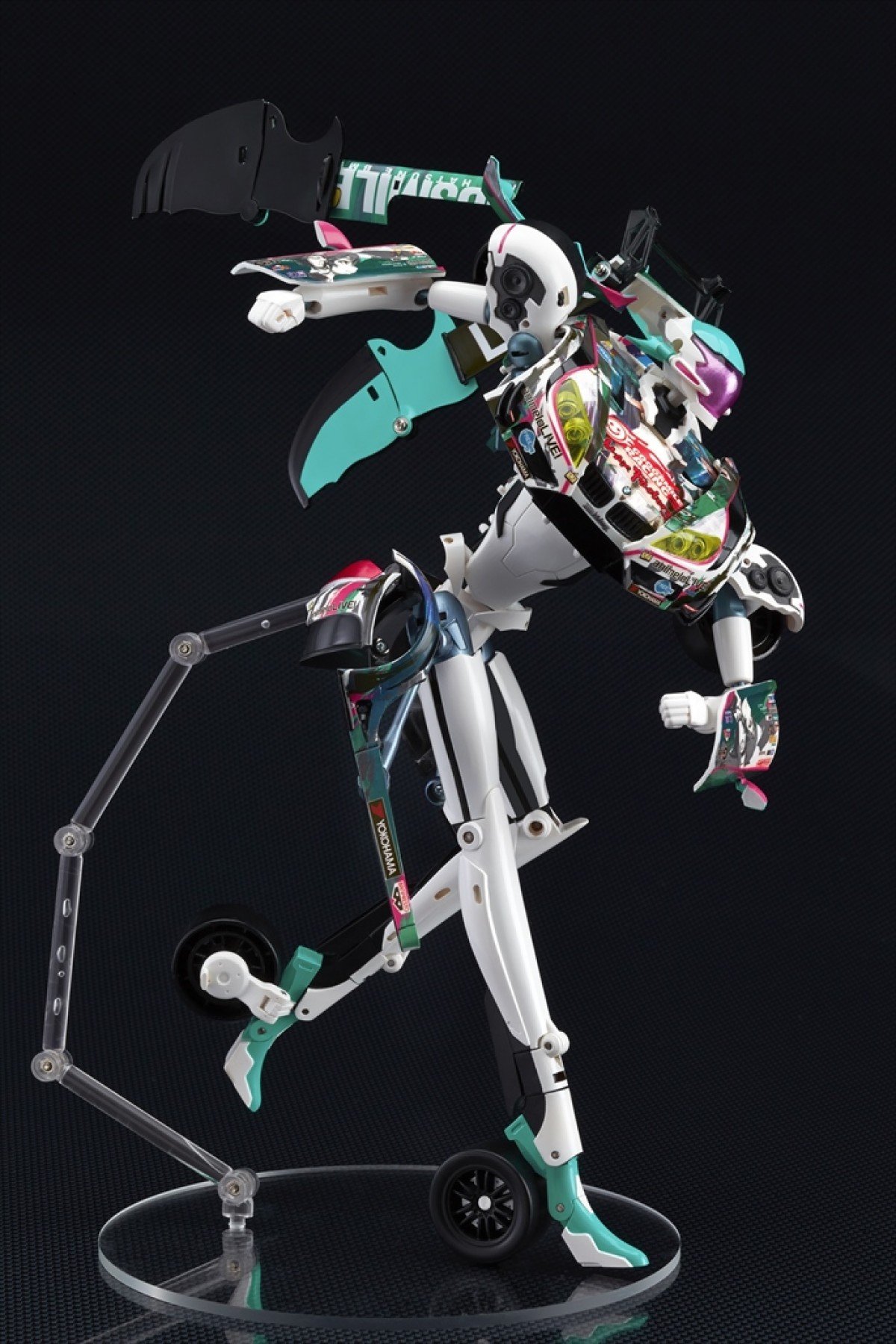 “初音ミク”レースカーが変形ロボットに！『マクロス』河森正治デザインでフィギュア化