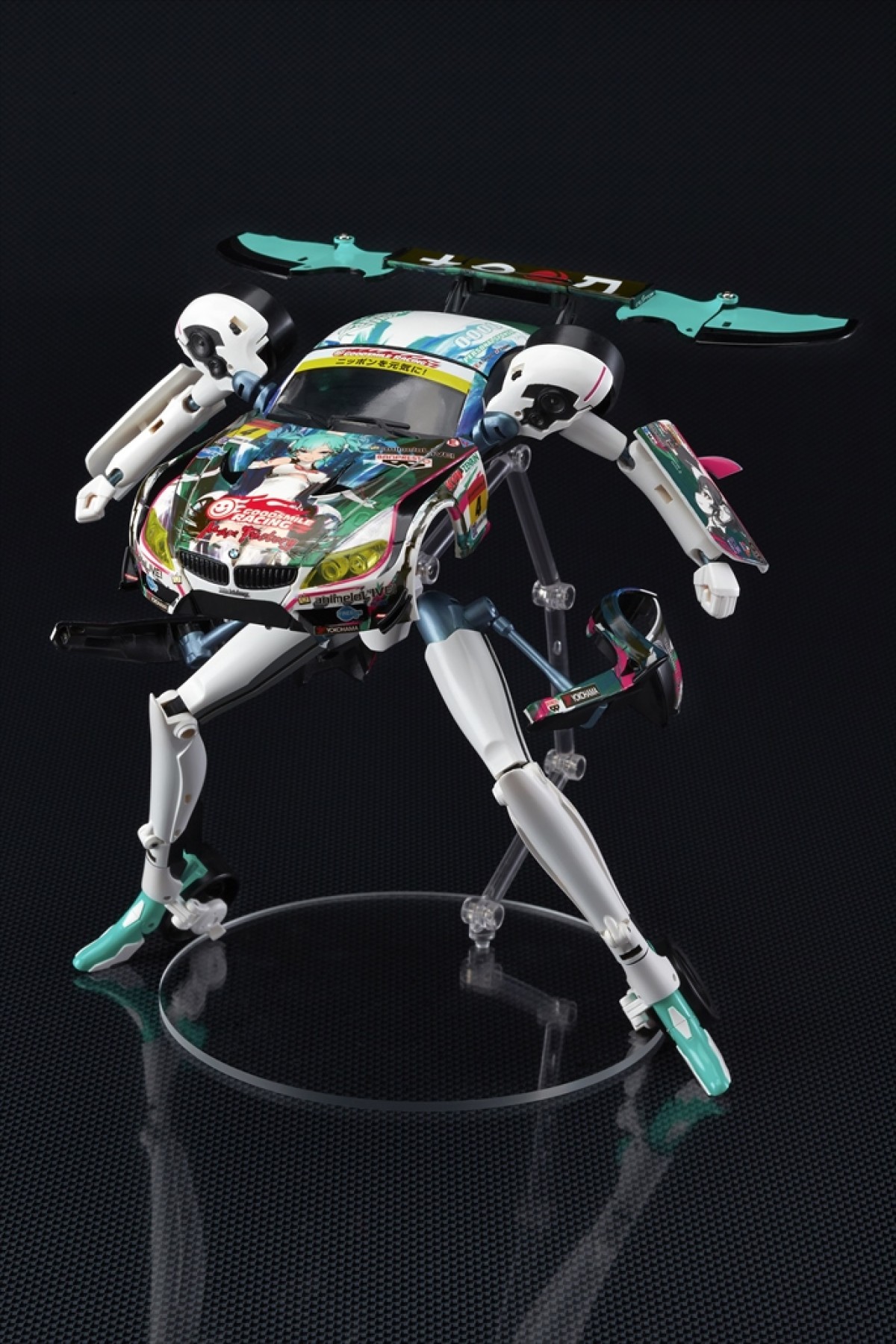 “初音ミク”レースカーが変形ロボットに！『マクロス』河森正治デザインでフィギュア化