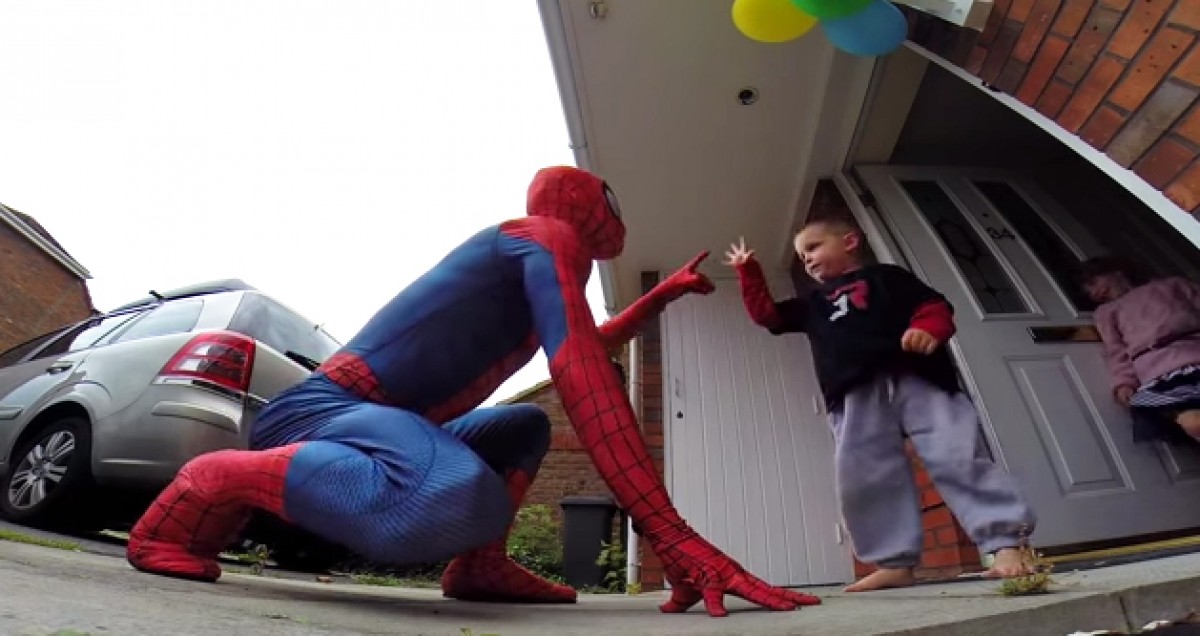 スパイダーマンがサプライズ登場!
