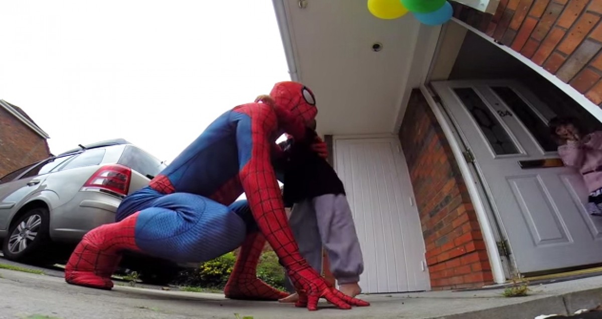 ＜動画＞スパイダーマンになったパパ、余命1年の息子の誕生日にサプライズ