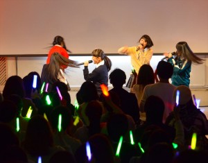 ももクロ主演映画『幕が上がる』トークイベントにて行われたライブパフォーマンスの様子