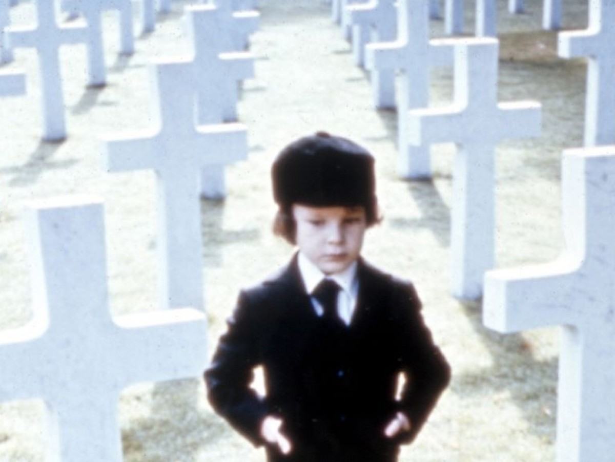 ブラッドリー・ジェームズ演じるダミアンはどんな大人になっているのか(※映画『オーメン』(1976)の場面写真)