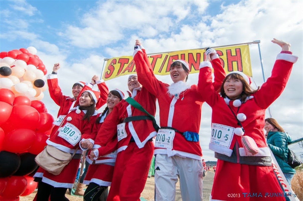 サンタクロース1000人、多摩川でマラソン！　42.195メートル走“ひよこの部”も実施