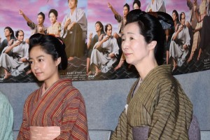 『花燃ゆ』完成試写会に登壇した井上真央と檀ふみ