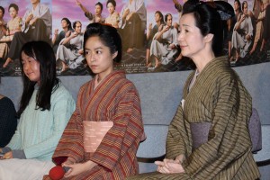 『花燃ゆ』完成試写会に登壇した井上真央と檀ふみ