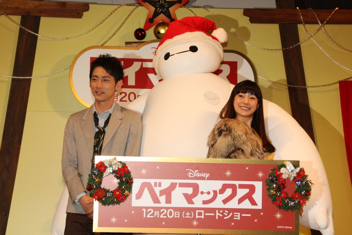 菅野美穂、ベイマックスのハグに大喜び！ “フワぷに”ボディに「かわいいね～」
