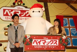 『ベイマックス』ジャパン・プレミアイベントに出席した小泉孝太郎、ベイマックス、菅野美穂