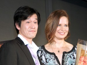 『24‐TWENTY FOUR‐ リブ・アナザー・デイ』クロエ役メアリー・リン・ライスカブ来日会見にて、ジャック役声優の小山力也も登場！