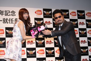 『鉄拳』20周年プレス発表会に登場した佐野ひなこ、原田勝弘