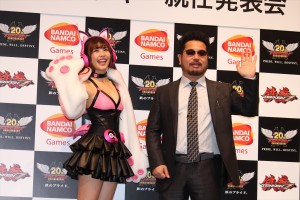 『鉄拳』20周年プレス発表会に登場した佐野ひなこ、原田勝弘