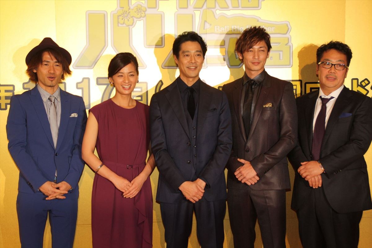 尾野真千子、玉木宏ら共演者に海に投げ込まれて「なにすんの～！」