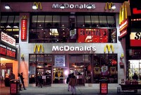 スイスのマクドナルド、店内でポルノが流れる！