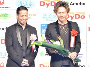 「第39回報知映画賞」新人賞を受賞した登坂広臣と花束贈呈に登場したHIRO