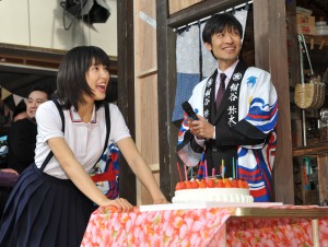 NHK連続テレビ小説『まれ』のスタジオ取材会にて、誕生日の葉山奨之へサプライズ！