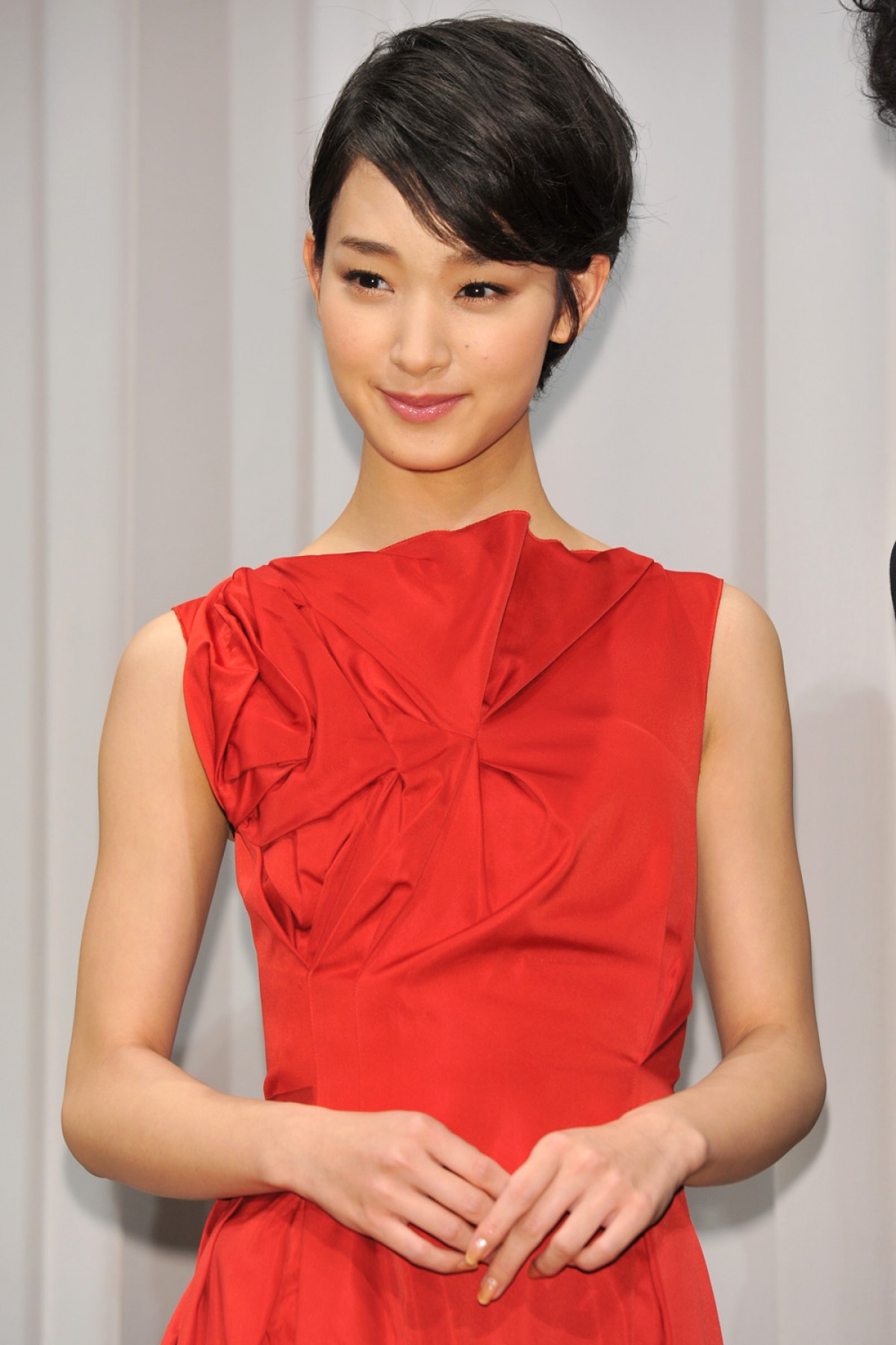 剛力彩芽、「壁ドン」の次は「バックハグ」を経験