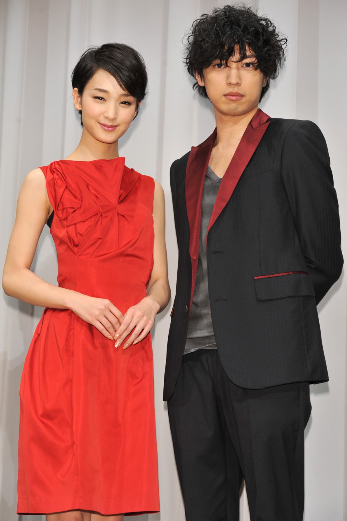 剛力彩芽、「壁ドン」の次は「バックハグ」を経験