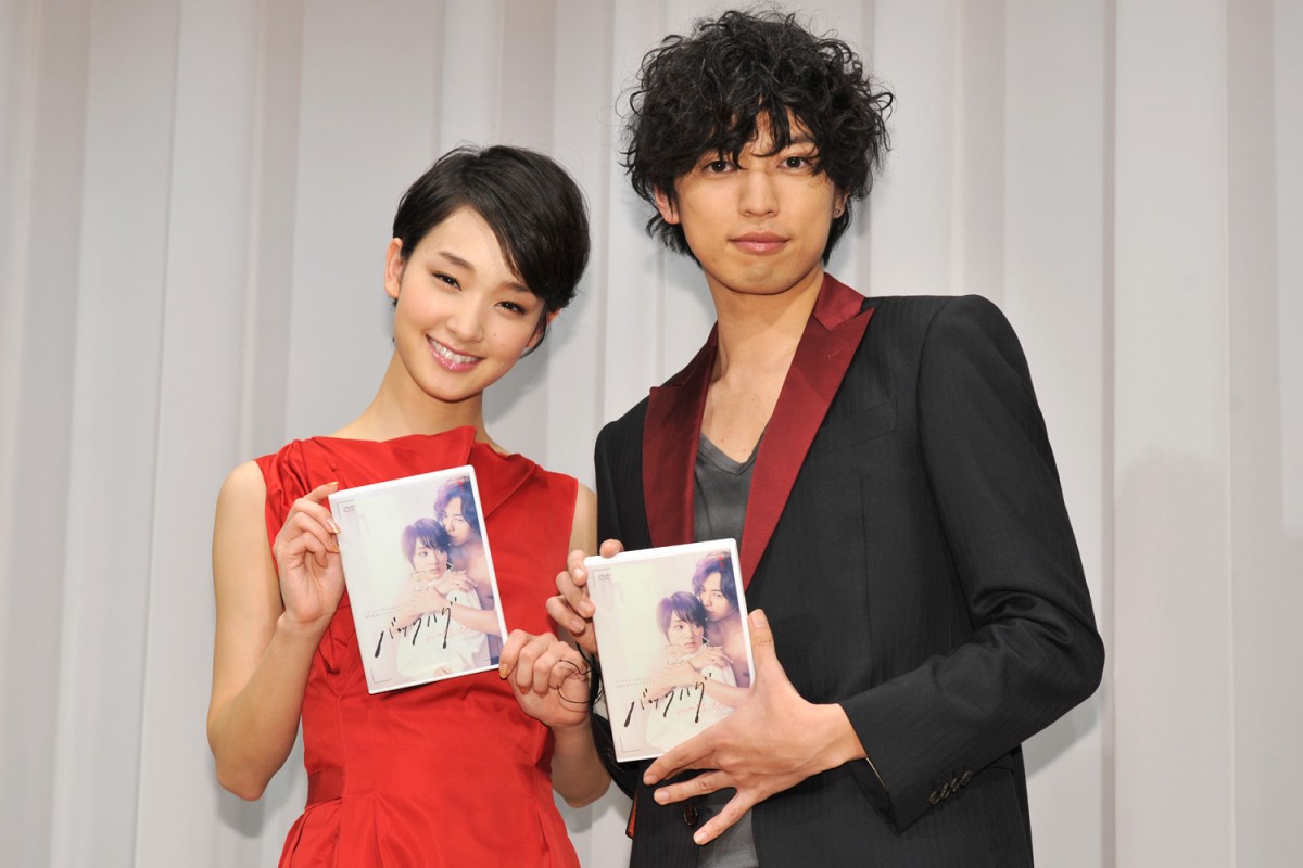 剛力彩芽、「壁ドン」の次は「バックハグ」を経験