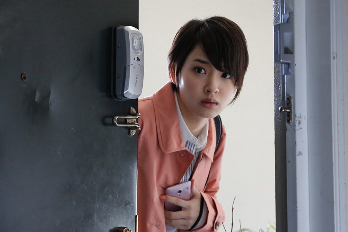 剛力彩芽、「壁ドン」の次は「バックハグ」を経験