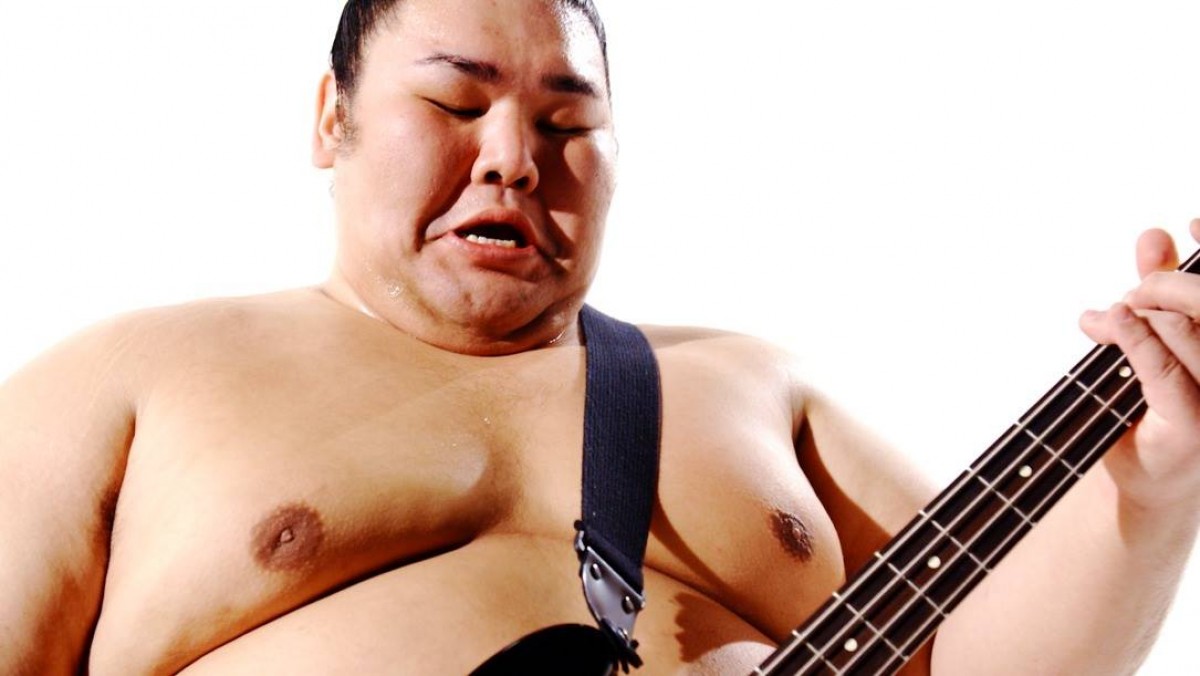 現役力士たちがロックバンドを結成!まわし姿で激しく歌い演奏する姿が話題に。