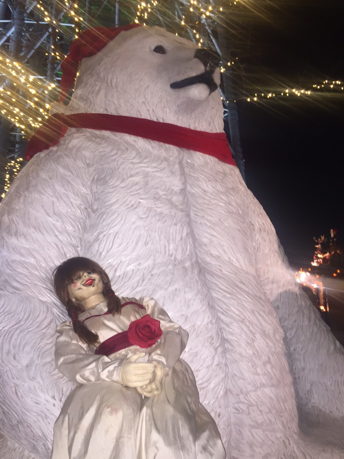『死霊館』アナベル、クリぼっちに怨念爆発！ Xmasデートスポットで呪いをふりまく