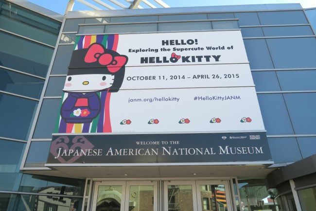 ロサンゼルスの全米日系人博物館で行われている『キティのスーパーキュートな世界』(2015年4月26日まで開催)入り口